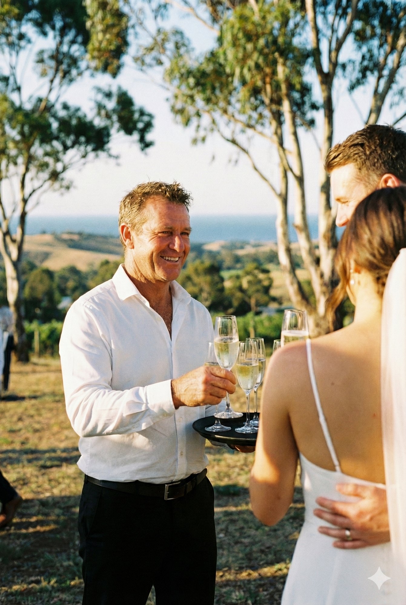 MarryMark_Waiter serving drinks